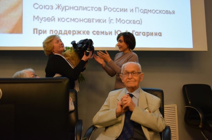 Кинокамера, первая запечатлевшая прибывшего из космоса Гагарина, передана Промсвязьбанком в дар музею