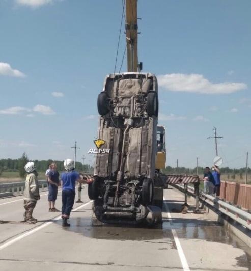 Под Новосибирском трое взрослых и ребенок погибли при падении автомобиля в реку