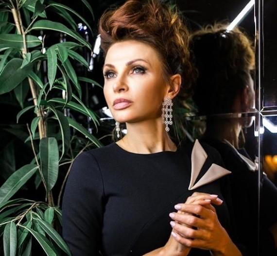 Эвелина Блёданс на «вредном» фото предстала в образе королевы