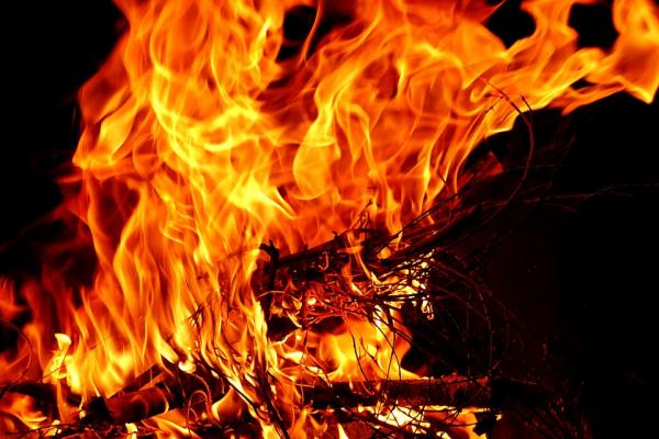 В Липецкой области сгорел гараж вместе с автомобилем
